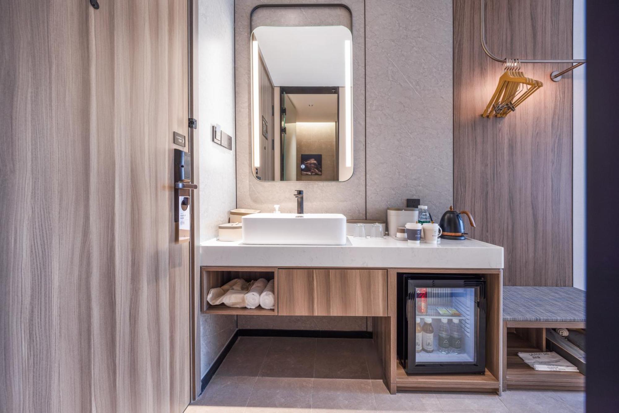 Atour X Hotel The Bund East Nanjing Road Шанхай Екстериор снимка